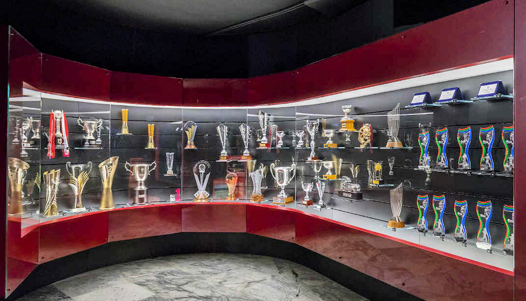  Immerse yourself in the rich history of Sport Lisboa e Benfica at the Benfica Cosme Damião Museum in Lisbon, where trophies, memorabilia, and interactive exhibits celebrate the club's extraordinary journey.