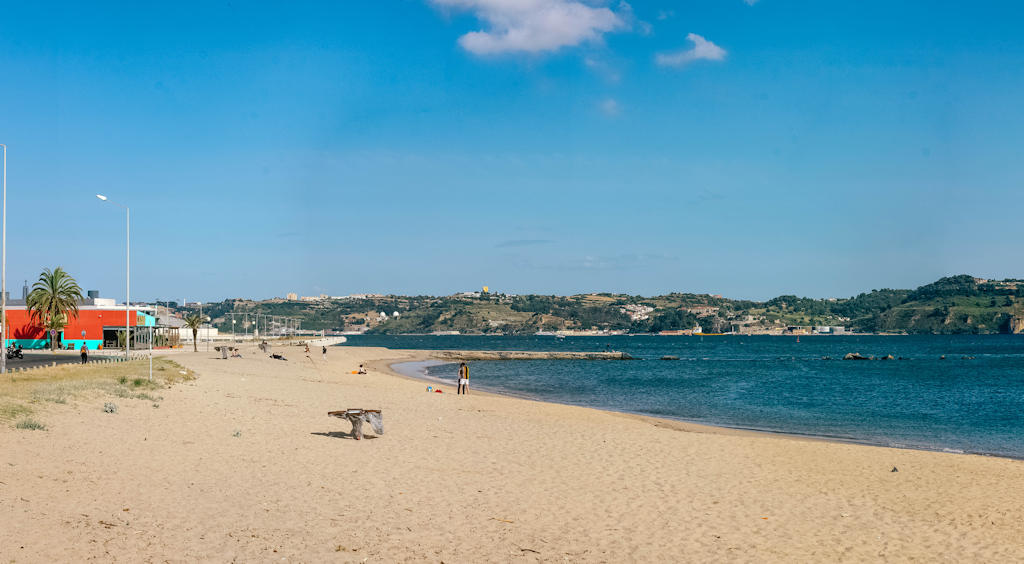 Praia de Algés, the idyllic beach near Lisbon, invites you to immerse yourself in its natural beauty and tranquility.