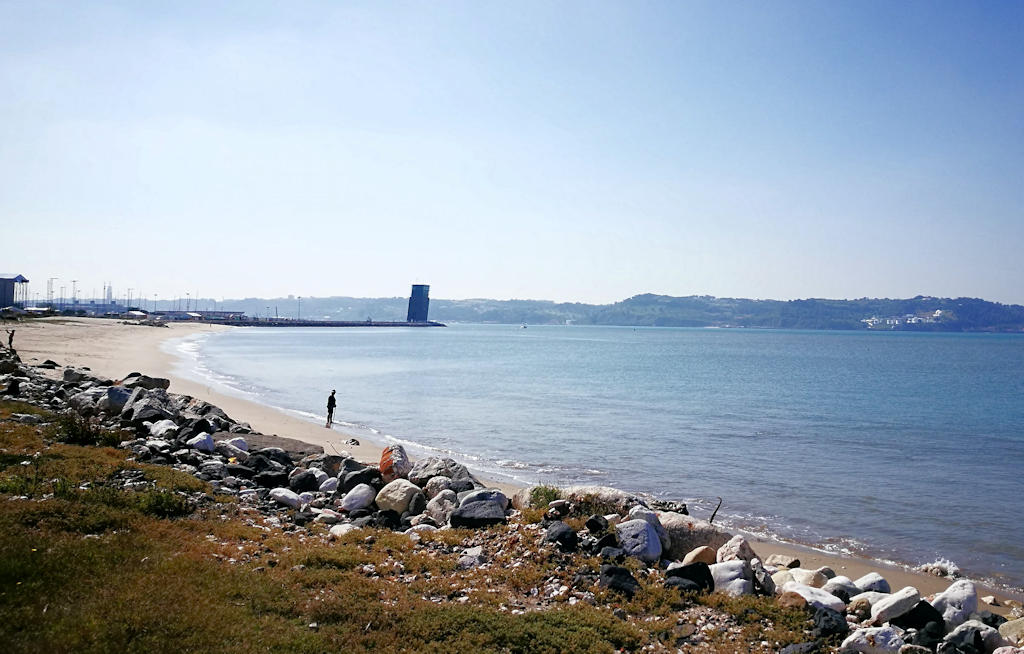 Relax and enjoy the tranquility of Praia do Dafundo, an urban beach in Oeiras, with its gentle slope and proximity to Algés and Cruz Quebrada.