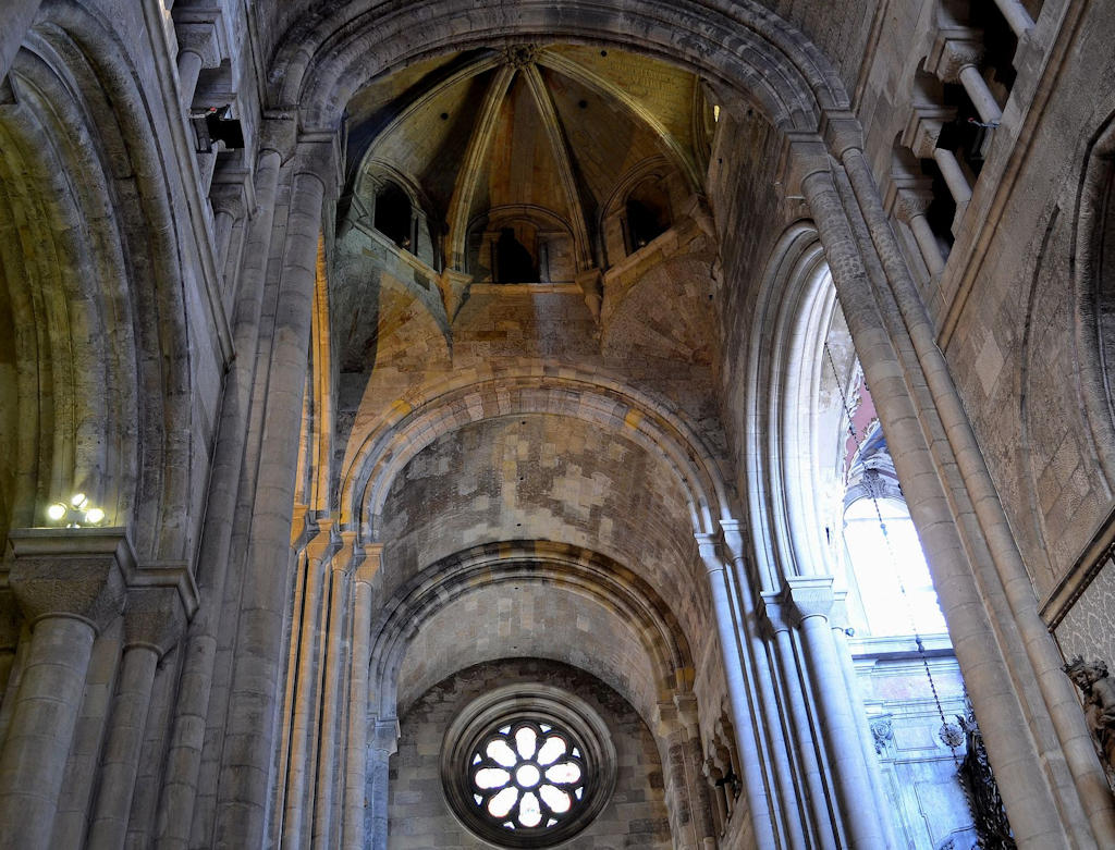  The Lisbon Cathedral stands as a magnificent testament to the grandeur and elegance of Romanesque architecture. 