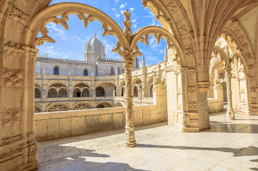 Discover the Artistic Beauty and Historical Significance of Jerónimos Monastery