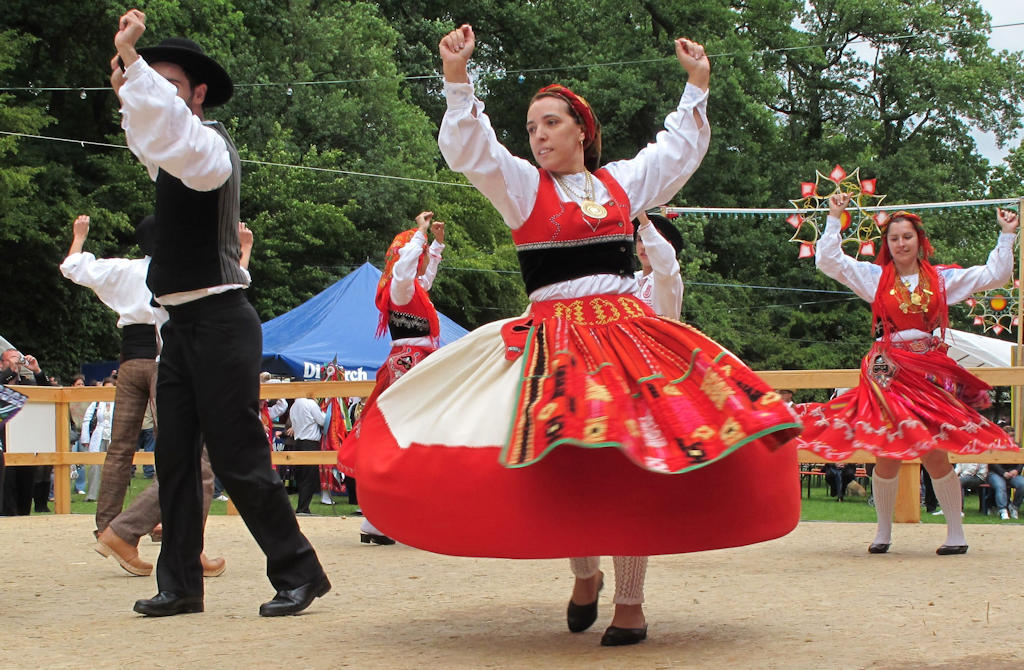 Experience the rhythmic enchantment and communal joy of the traditional Vira dance, a celebration of Portuguese culture and unity.