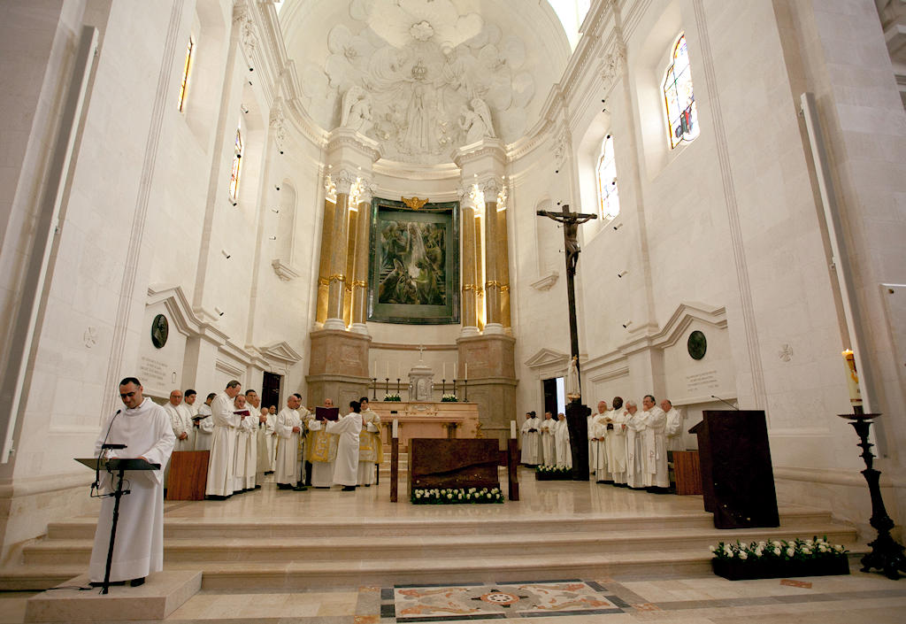 Uncover the profound beauty and spiritual significance of the Basilica of Our Lady of the Rosary in Fátima, Portugal, a cherished pilgrimage site.