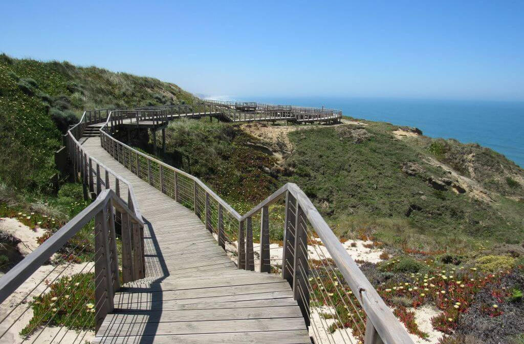 Escape to Passadiços da Foz do Arelho, a stunning coastal walkway on Portugal's Silver Coast. Enjoy panoramic views and serene beaches on a day trip from Lisbon.