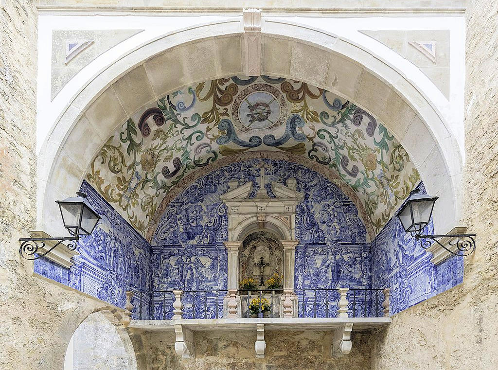 Enter the captivating world of Porta da Vila in Óbidos, Portugal, where historical significance and architectural beauty converge, inviting you to step into a realm of charm and wonder.