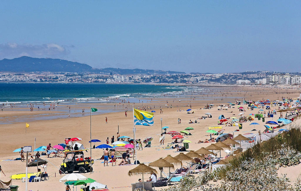 Escape to the pristine sands and vibrant coastal atmosphere of Costa da Caparica's breathtaking beaches, just a short drive from Lisbon.