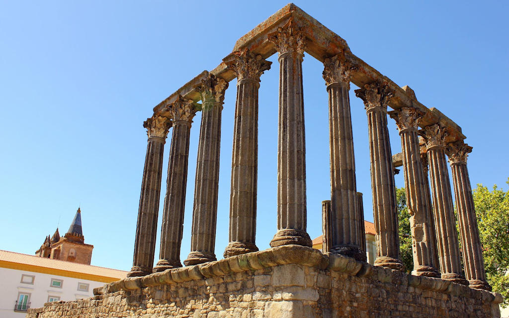 Step back in time at the Temple of Diana in Évora, Portugal. Uncover the secrets of this Roman marvel, an essential day trip from Lisbon.