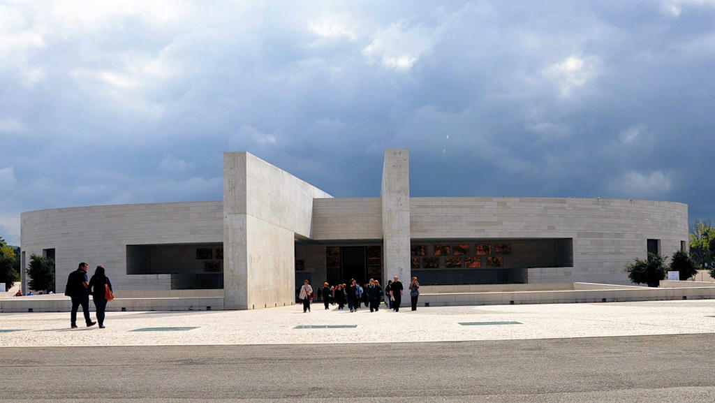 Experience the spiritual grandeur of the Basilica of the Holy Trinity in Fátima, Portugal, a revered Catholic pilgrimage site steeped in history and architectural magnificence.