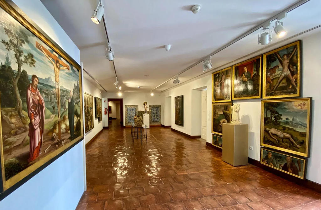 Immerse yourself in Óbidos' cultural legacy at the Municipal Museum. Discover captivating art, artifacts, and history, and unravel the town's remarkable past.