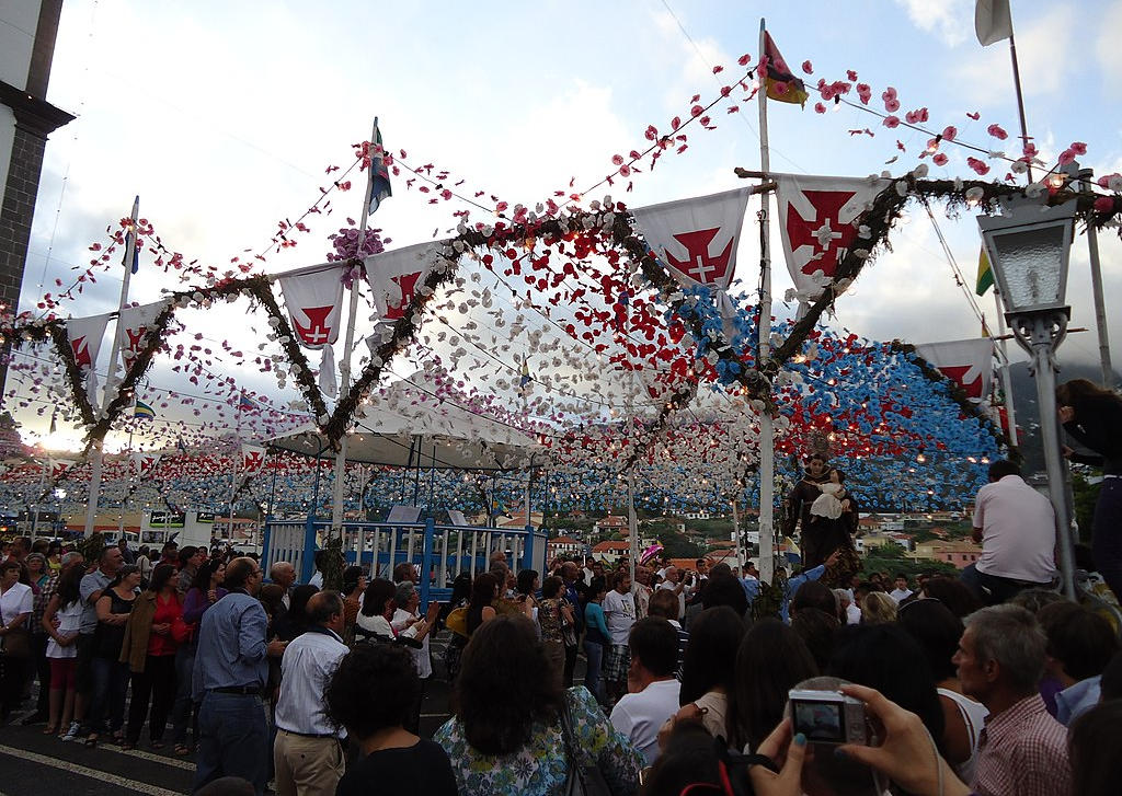 Immerse yourself in the vibrant festivities of Festa de Santo António in Lisbon, celebrating Saint Anthony with music, traditions, and delicious culinary delights.