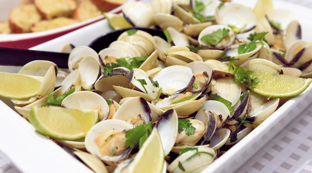 Amêijoas à Bulhão Pato: A traditional dish featuring fresh clams bathed in a tantalizing olive oil, garlic, and cilantro sauce.