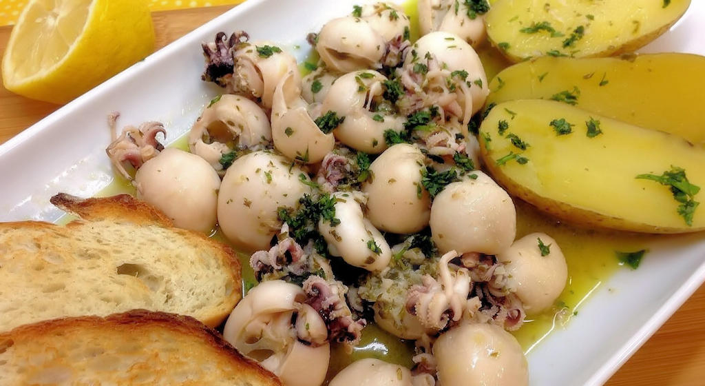 Choquinhos à Algarvia: A delicious taste of the Algarve's traditional baby cuttlefish dish, steeped in history and bursting with flavor.