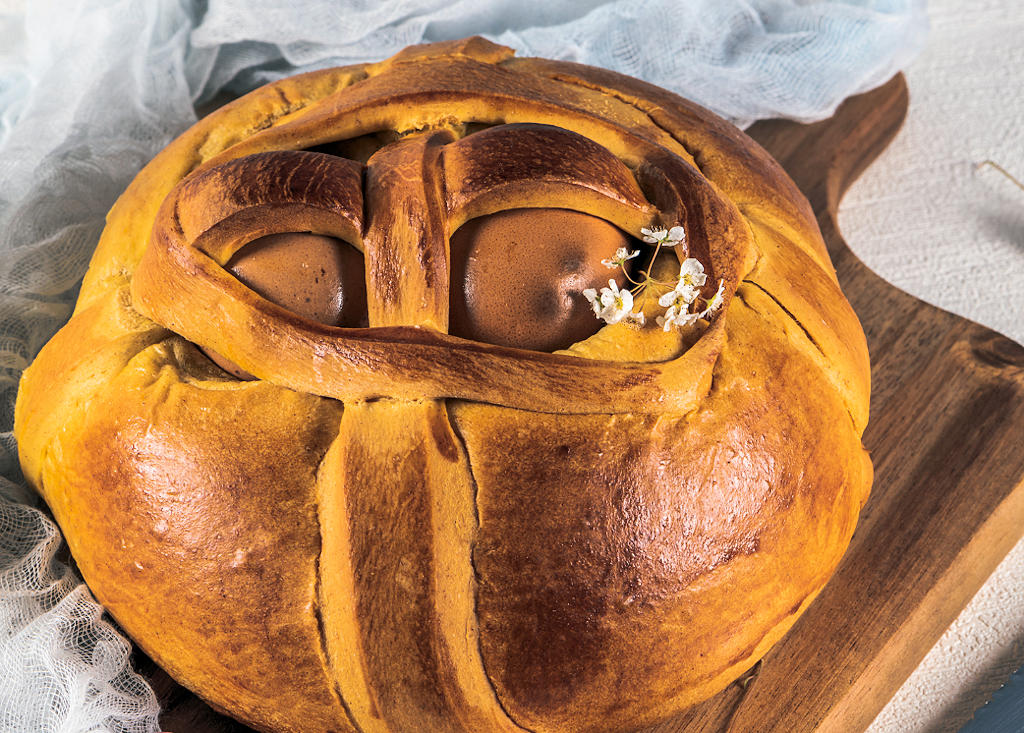 Immerse yourself in the rich Easter traditions of Portugal with Folar de Páscoa, a symbolic bread that embodies rebirth and indulgent flavors.