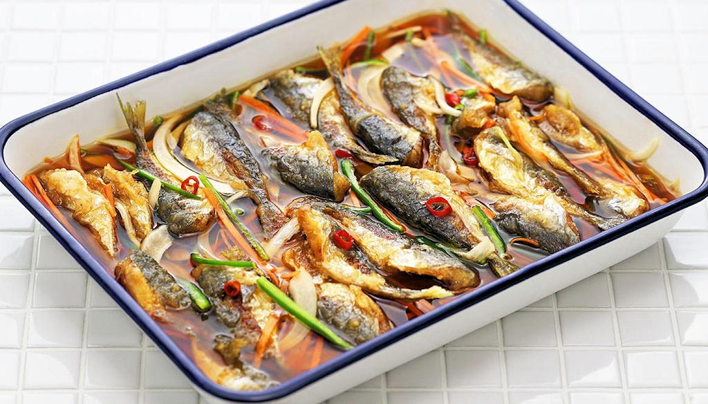 Sardinha de Escabeche: Preserving Portuguese flavors through a delightful vinegar-based sauce.