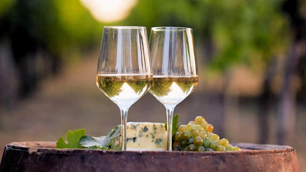 Single-Varietal Vinho Verde: Exploring Minho's expressive wine, revealing its complexities and diverse pairings.