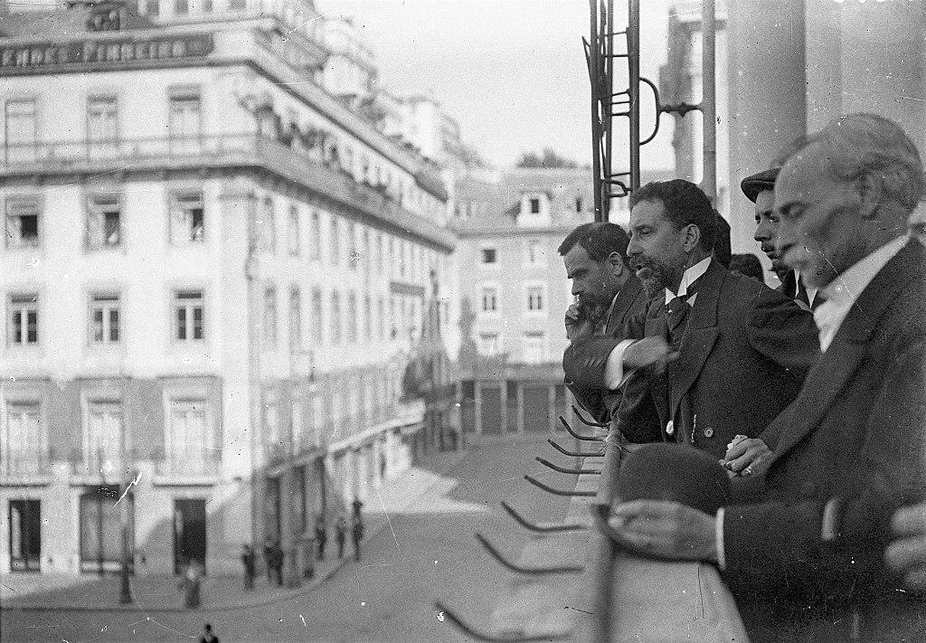 During the republican revolution, José Relvas proclaims the Republic from the balcony of the City Hall.