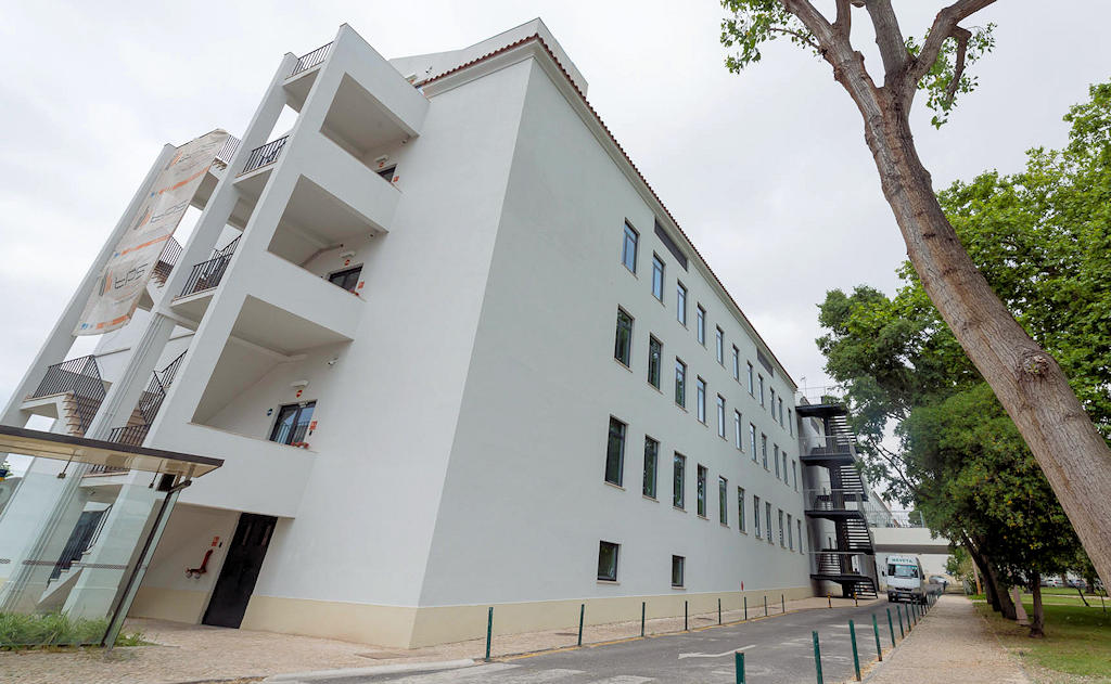 Hospital Pulido Valente in Lisbon combines state-of-the-art facilities with specialized care in pulmonary medicine, ensuring patient well-being and advanced treatments.