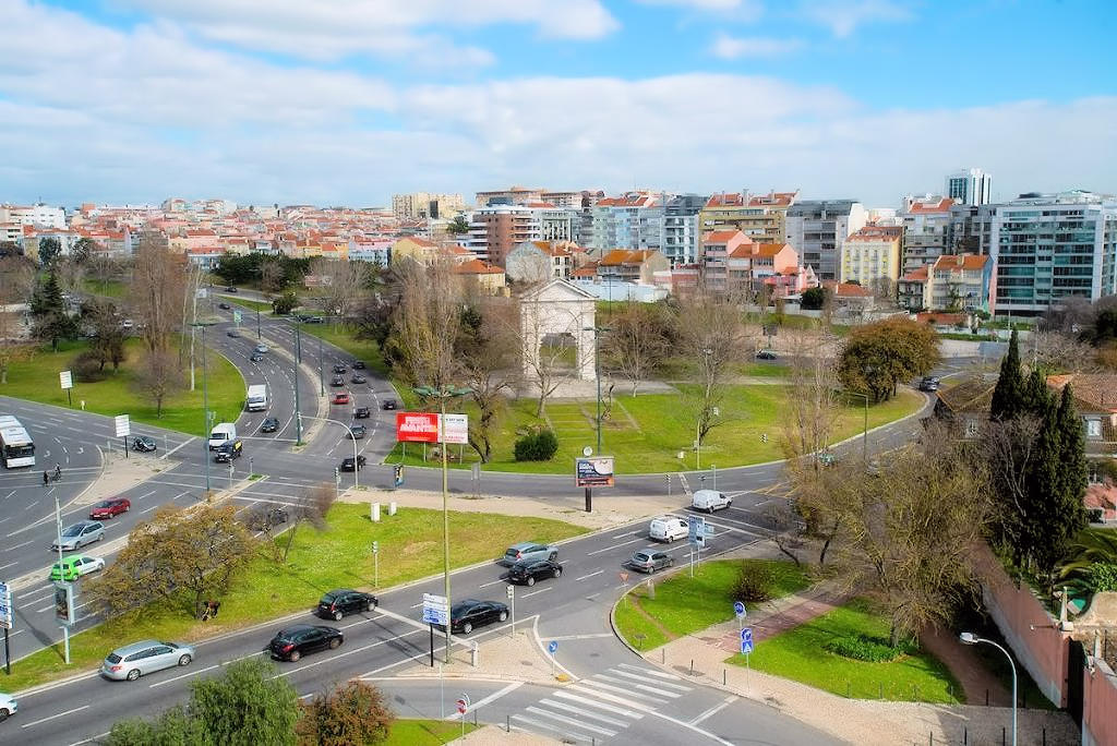 Experience the allure of Praça de Espanha in Lisbon, where history meets contemporary vibrancy amidst stunning architecture, cultural attractions, and delightful dining options.