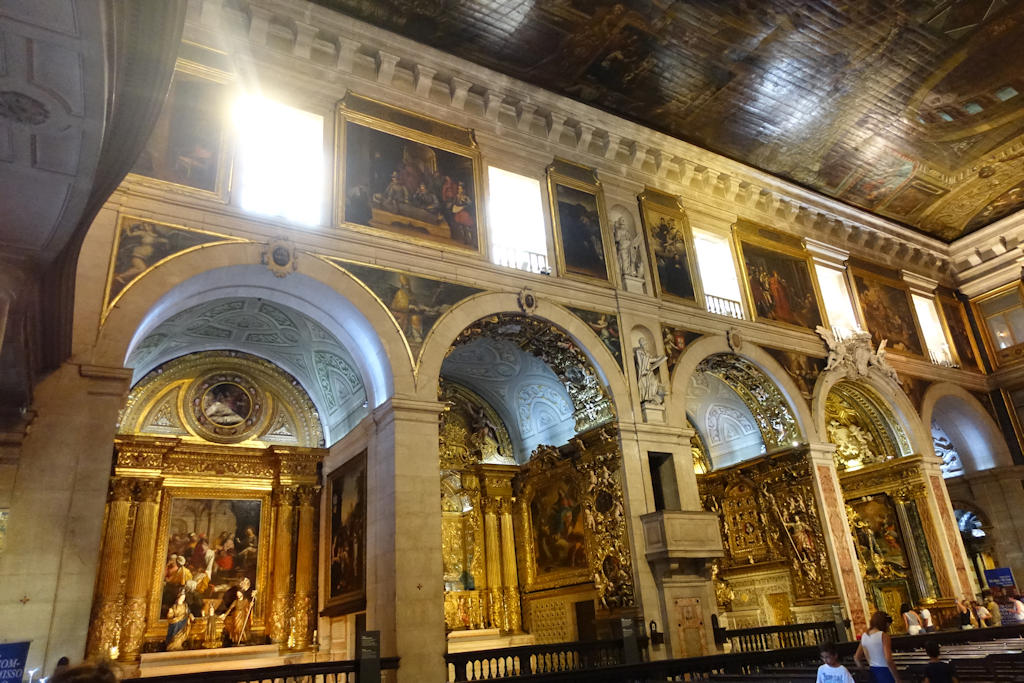 São Roque Church in Lisbon: A mesmerizing showcase of Baroque splendor, blending architectural beauty, rich history, and captivating religious art.