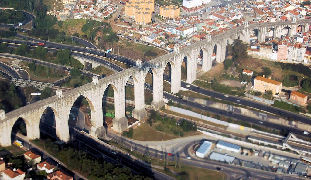 Witness the architectural marvel of Lisbon's Águas Livres Aqueduct, an engineering feat that shaped the city's water supply and history.