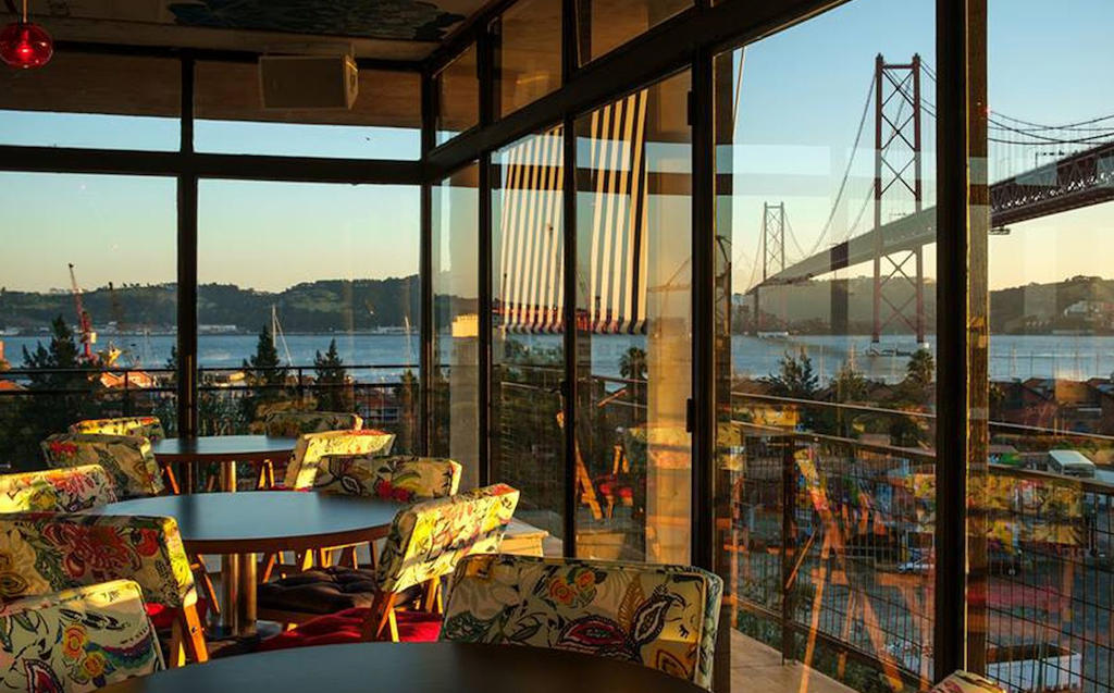 Choose Lisbon's top-rated restaurants with over 4.5 points on Google to avoid tourist traps and savor authentic culinary experiences in the city.