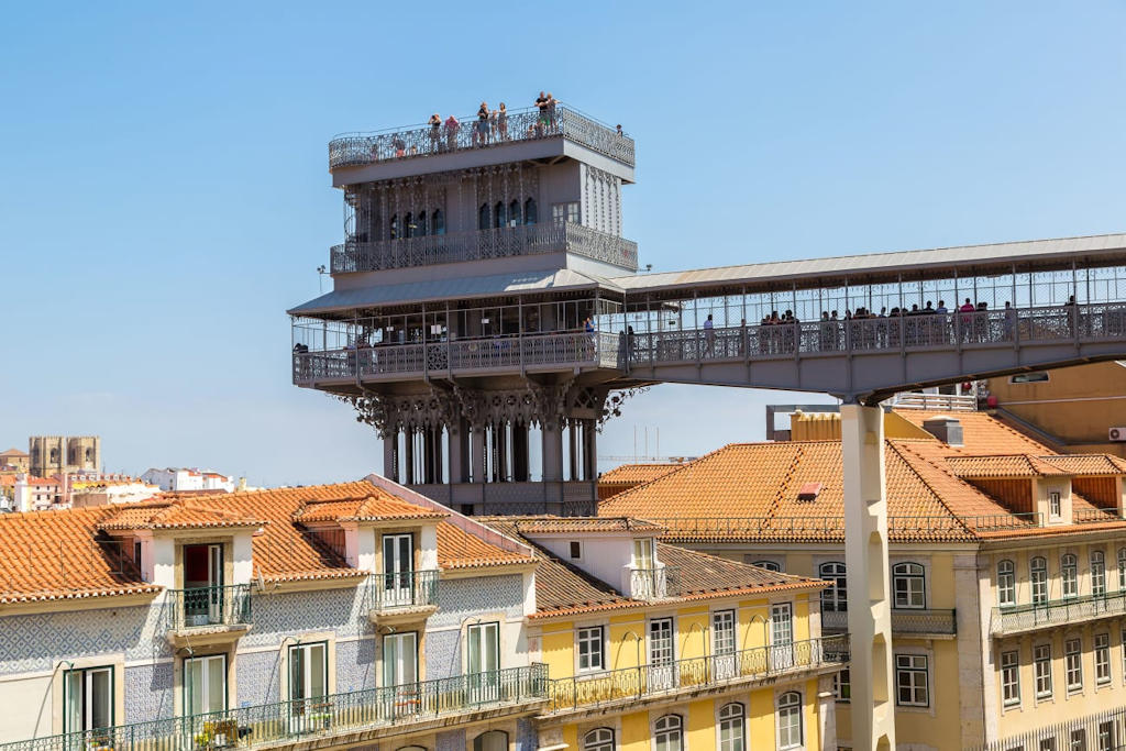 Skip the queues and fees at the Santa Justa Lift in Lisbon! Learn how to access the top deck by taking a short walk to Largo do Carmo and enjoy breathtaking views of the city without any hassle.