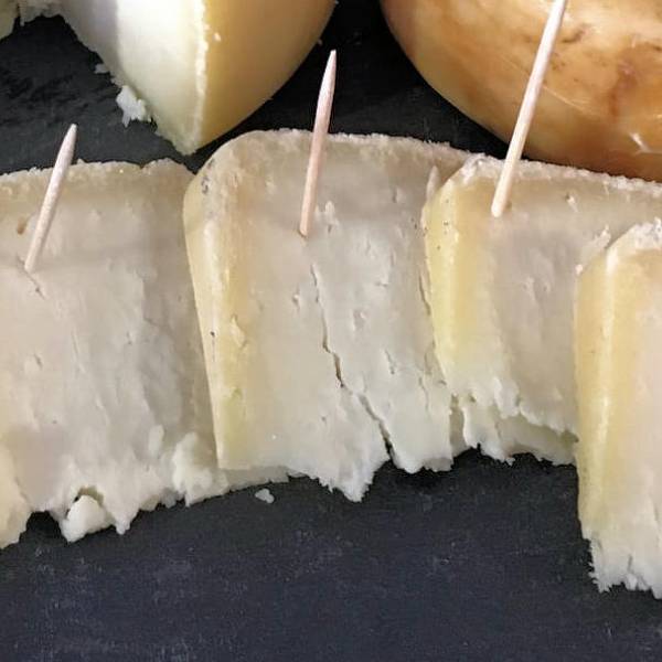 Queijo de Cabra Transmontano: A Flavorful Goat Cheese