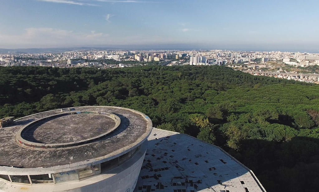 Revel in the revived magnificence of Panorâmico de Monsanto, Lisbon's extraordinary viewpoint offering breathtaking panoramas and a testament to preservation and community collaboration.